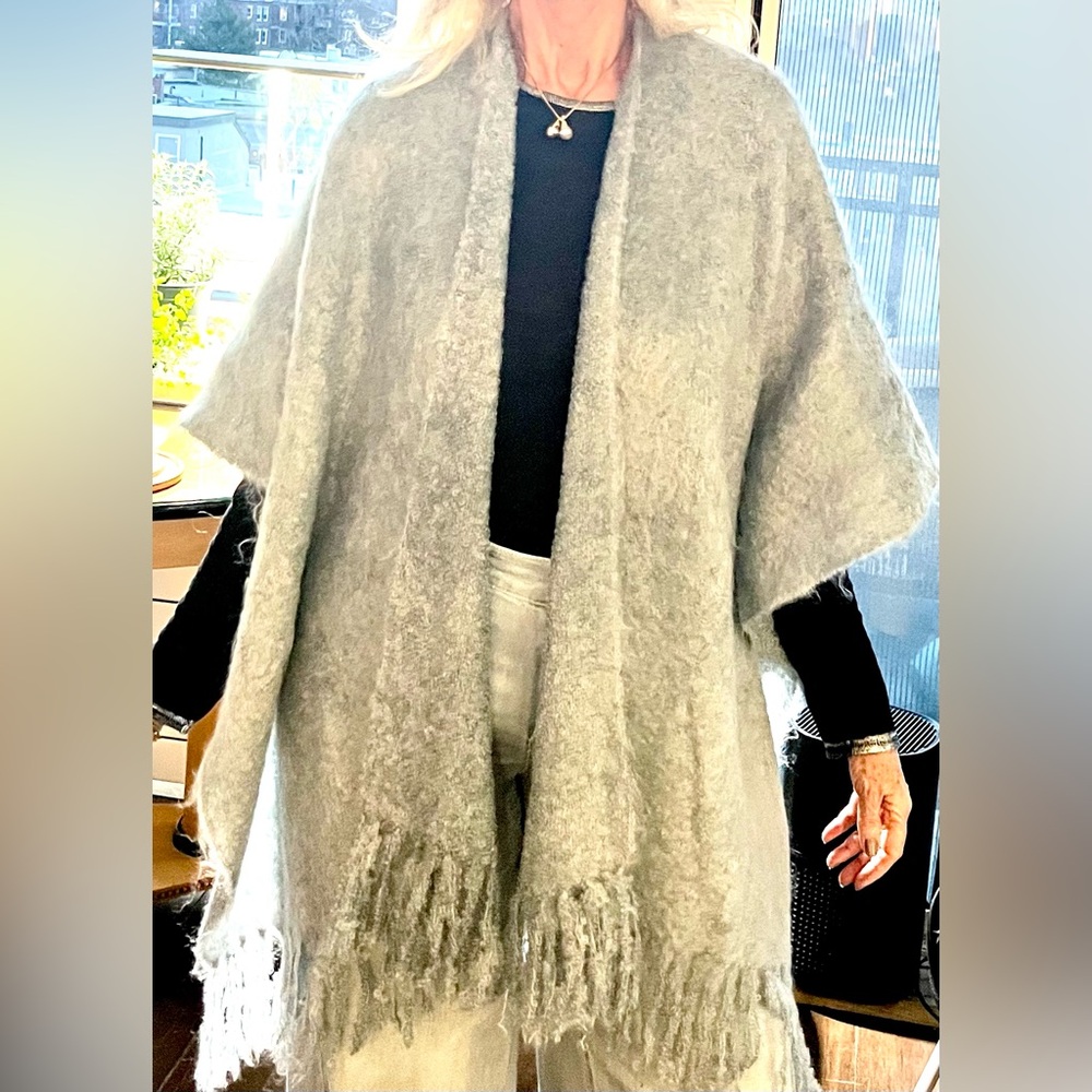 NWT KID MOHAIR CAPE One Size Fits All Hand loomed Animal lovers’ Fur Price firm